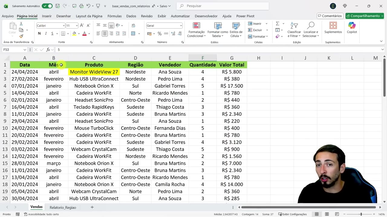 Planilha Excel com base de vendas filtrada por vendedor e mês, soma destacada na barra de status.